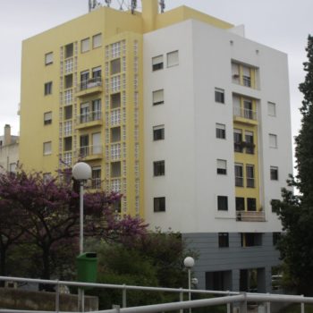 Edifício habitacional em Olivais, Lisboa. Fiscalização dos trabalhos de reabilitação de fachadas revestidas com reboco e pedra e impermeabilização de varandas e terraços de cobertura