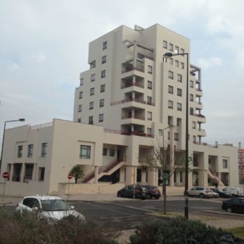 Edifício habitacional e de serviços (escritórios e comércio) em Paço do Lumiar, Telheiras, Lisboa. Fiscalização e coordenação se segurança dos trabalhos de reparação e reabilitação de fachadas revestidas com peças cerâmicas e impermeabilização de palas e varandas.