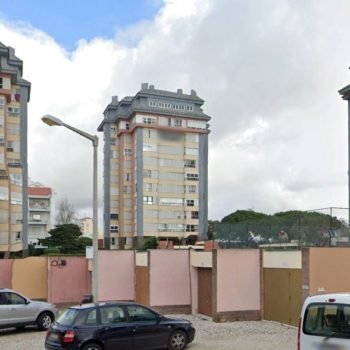 Condomínio Privado Torres do Mar em Rua Egas Moniz, São João do Estoril. Constituído por 3 torres habitacionais, piscina, blocos de garagens exteriores e bloco comum. Fiscalização e coordenação de segurança dos trabalhos de reparação e reabilitação de fachadas, revestidas a reboco e grandes áreas em betão. Substituição da cobertura em placas de fibrocimento por painéis de naturocimento e proteção dos vãos exteriores das caixas dos elevadores.